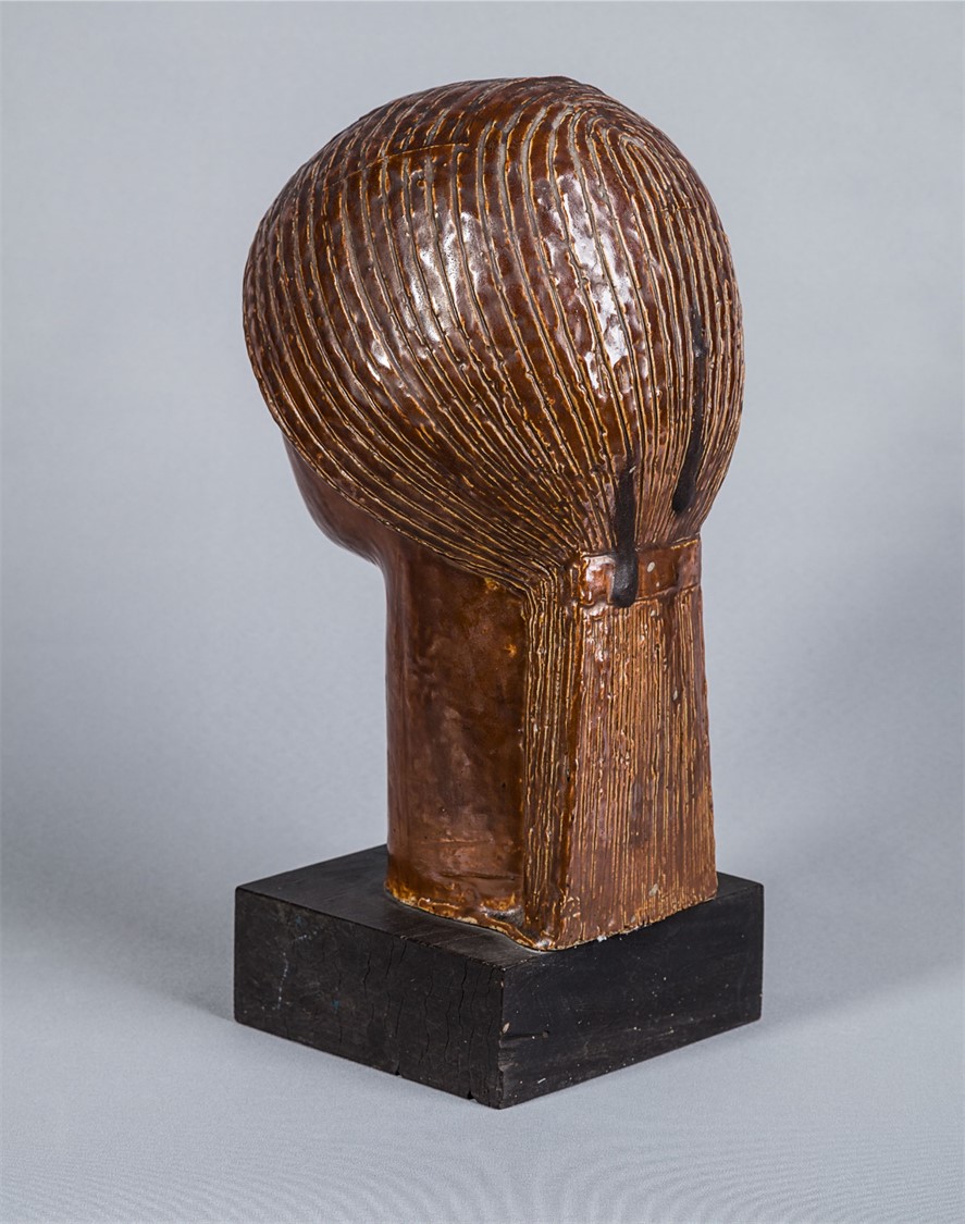 Głowa kobieca wykonana w gipsie